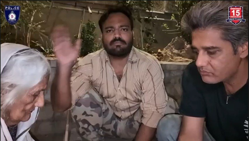 Madadgar 15 police reunites an 80-year-old woman with her family in Karachi