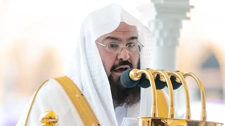 Imam Sheikh Abdul Rahman Al Sudais delivering a sermon at Masjid Al Haram in Makkah