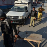 ڈی آئی خان میں دہشتگردی کے واقعے کے بعد پولیس اہلکار جائے وقوع پر موجود