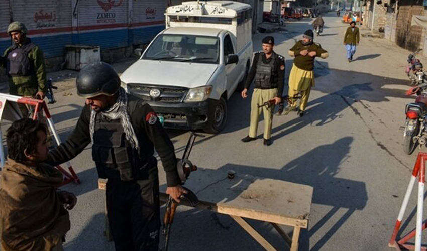 ڈی آئی خان میں دہشتگردی کے واقعے کے بعد پولیس اہلکار جائے وقوع پر موجود