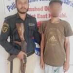 Jamshed Quarters Police arresting a suspected street criminal near Peoples Chowrangi Karachi