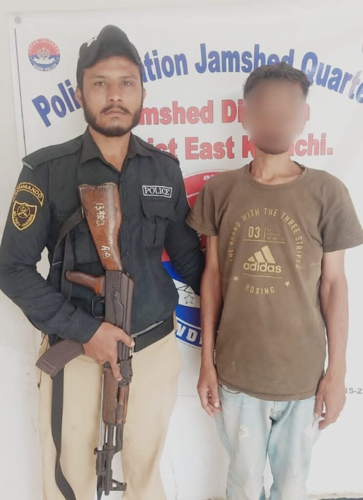 Jamshed Quarters Police arresting a suspected street criminal near Peoples Chowrangi Karachi