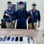 Baloch Colony Police arresting a wanted mobile snatching suspect in Karachi