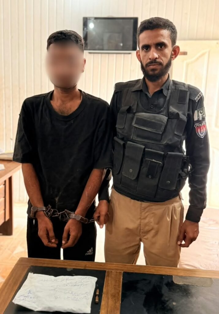 Gulistan-e-Johar police arresting suspected habitual criminal near Pehlwan Goth Karachi