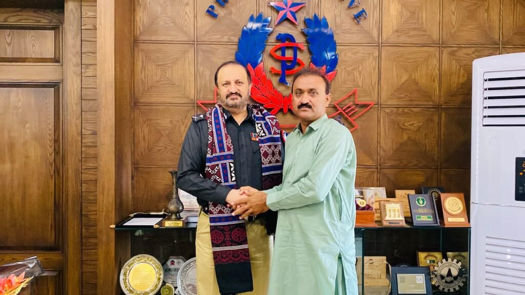 Sindh IG Javed Alam Odho meets senior journalist Muhammad Azeem Sial at the Central Police Office in Karachi following his safe recovery.
