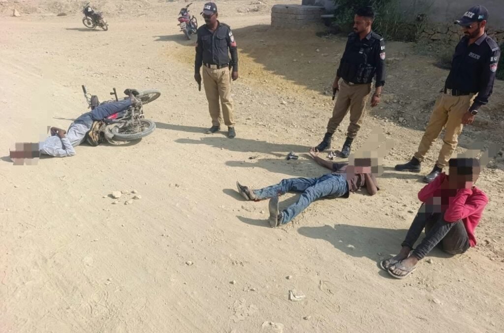 کراچی کے علاقے یعقوب آباد میں پولیس اور شاہین فورس کے مقابلے کے بعد تین ملزمان کی گرفتاری سے متعلق خبر۔