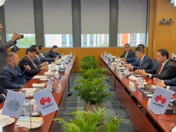 Murad Ali Shah and Huawei representatives at a meeting on Sindh’s digital transformation