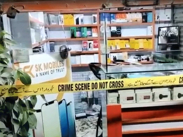 Mobile shop robbery in Gulshan-e-Hadeed Phase One, Karachi, with CCTV footage showing suspects