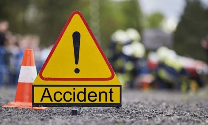 Rescue and police response after fatal traffic accident near Nawabshah